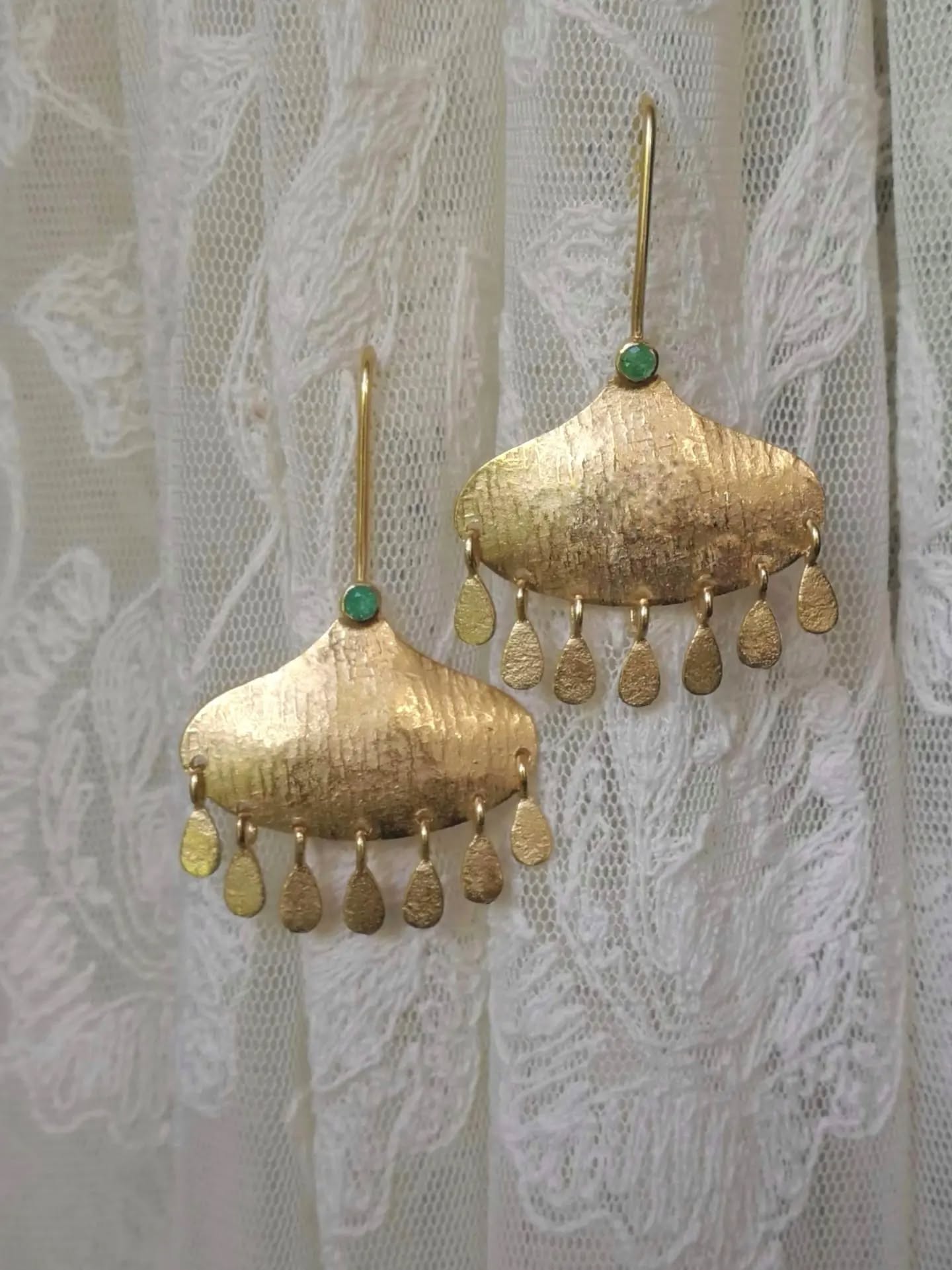 En favorit er tilbage i butikken og på webshoppen ❤️
Øreringene er inspireret både af smykker fra det antikke Rom og af old-egyptisk smykkekunst.
Med små levende dråber og smukke grønne smaragder. 
Find dem under navnet "Jeanne Baptiste" 🕊️
