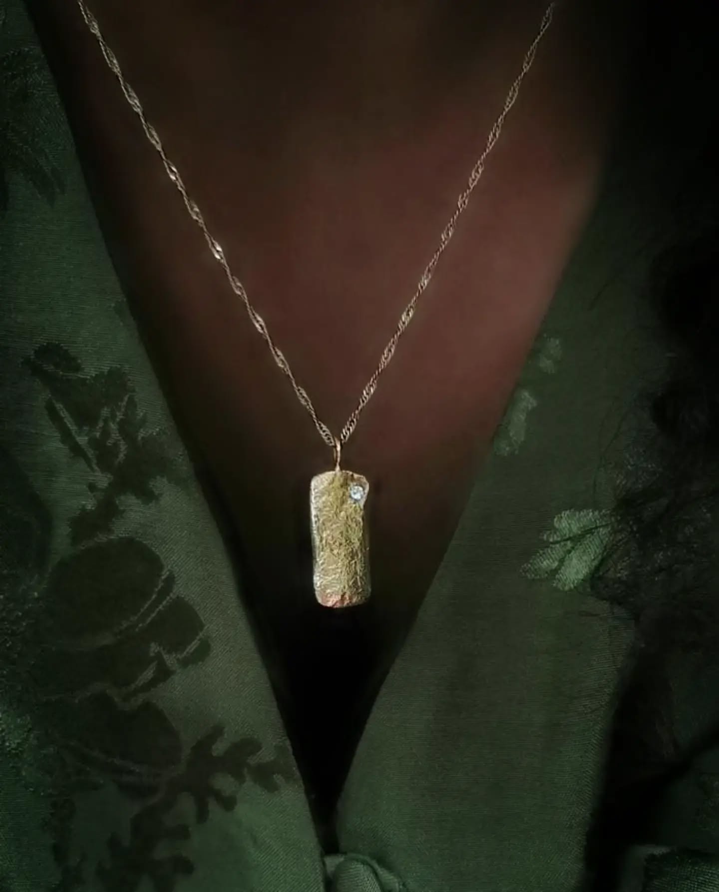 Enkel halskæde med smuk struktur og en funklende hvid topas ✨
Find den i butikken og på webshoppen under navnet "Constanza" 🕊️
