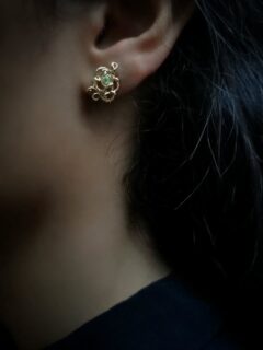 Fin snirklet singleørering ✨
Find den i butikken og på webshoppen under navnet "Norina". 
Den fås med enten to hvide topaser, eller en grøn smaragd og en hvid topas. 
De kan også fungere som par, fordi de kan drejes som man har lyst.
Eller du kan evt. vælge at kombinere den med øreringen "Antonia"
🕊️