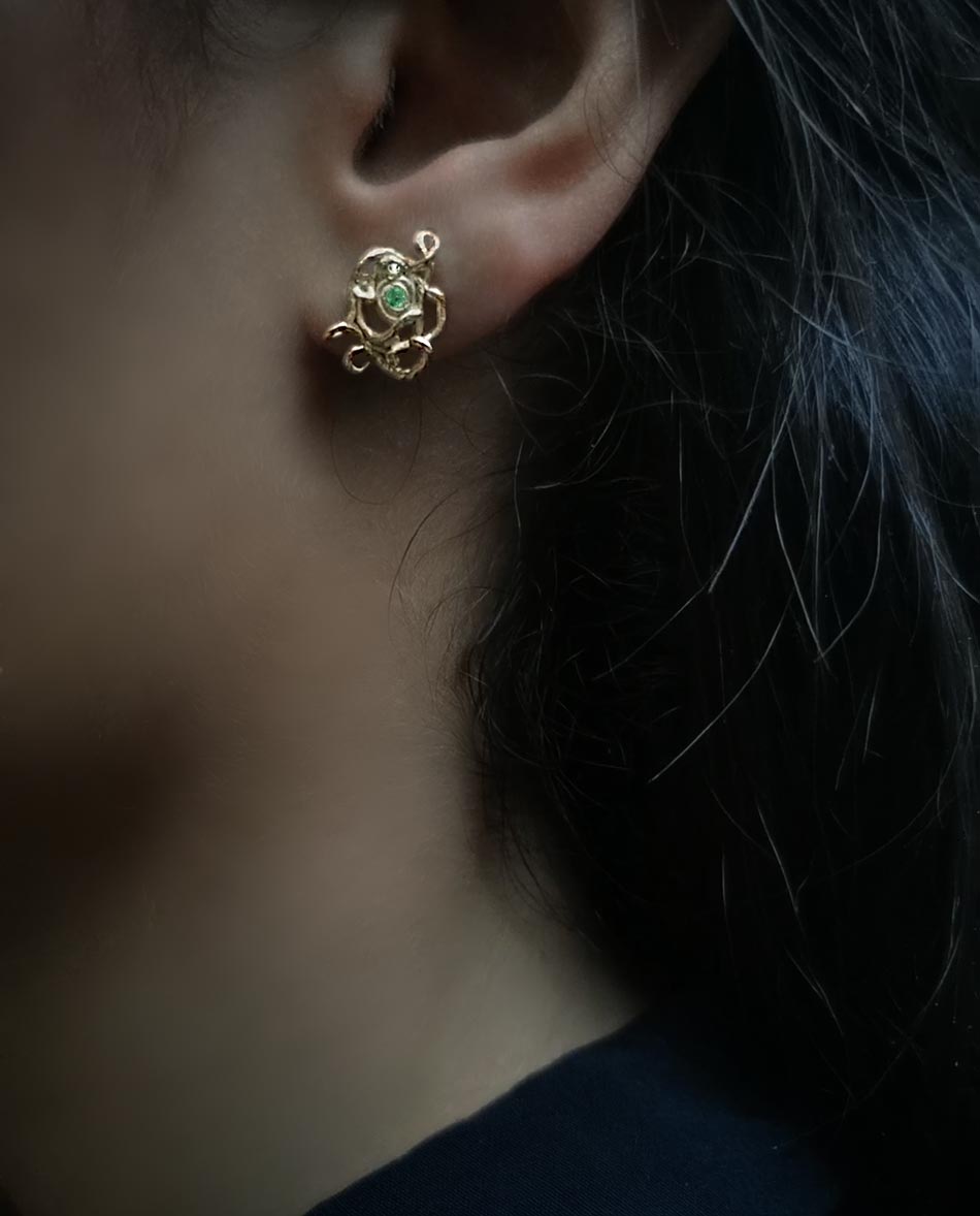 norina with emerald close up